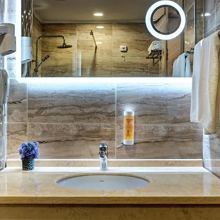 מלון Maria Palace 4*